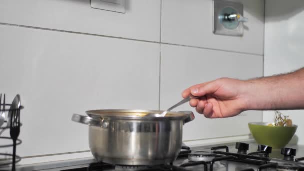 Yemek Pişirme Işlemi Erkeğin Eli Kaşıkla Örnek Alır Sağlıklı Yemekler — Stok video