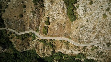 İtalya 'nın insansız hava aracı görüntüsü. İtalyan dağları Dolomitler. en üstteki görünüm.