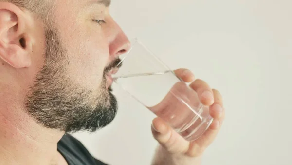 Молодой Человек Пьет Воду Стакана — стоковое фото