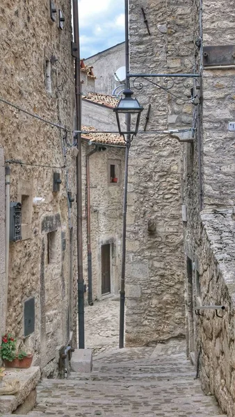 意大利的小街道 风景如画 有石阶和石屋 — 图库照片