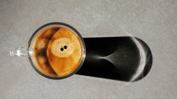 Ένα Φλιτζάνι Καφέ Είναι Στο Τραπέζι Σκιά Από Την Κούπα — Φωτογραφία Αρχείου