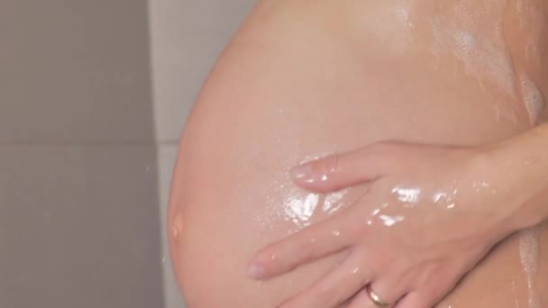 Alınan Duş Hamile Kız Küvette Hamile Kadın Duşta Karnını Ovuyor — Stok video