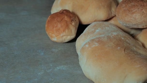 Zbliżenie Chleba Żytniego Leżącego Szarej Powierzchni Wirującego Makro — Wideo stockowe