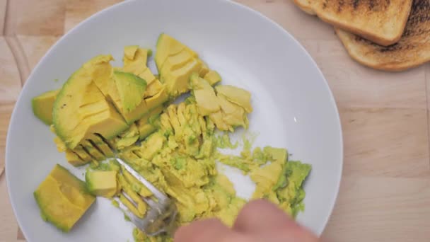 Mashing Avocado Castron Furculiță Pregătirea Sosului Vegetarian Avocado Gătesc Mâncare — Videoclip de stoc