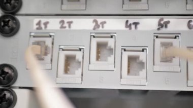 Bilgi İşlem Mühendisi Yama Ağı Ekipmanı Sunucu Odası 'nda. Sunucu odasında şebeke mühendisi bakım işi. Big Data Center 'da Ware and Wable ile çalışan bir teknisyen. Lan Kablosu Ana Bilgisayara Bağlanıyor