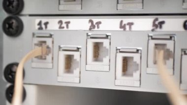Bilgi İşlem Mühendisi Yama Ağı Ekipmanı Sunucu Odası 'nda. Sunucu odasında şebeke mühendisi bakım işi. Big Data Center 'da Ware and Wable ile çalışan bir teknisyen. Lan Kablosu Ana Bilgisayara Bağlanıyor