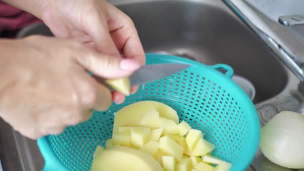 Mãos Uma Jovem Mulher Cortando Batatas Conceito Cozinha Caseira Casa — Vídeo de Stock