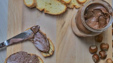 somun nuga krem sandviç çikolata ile