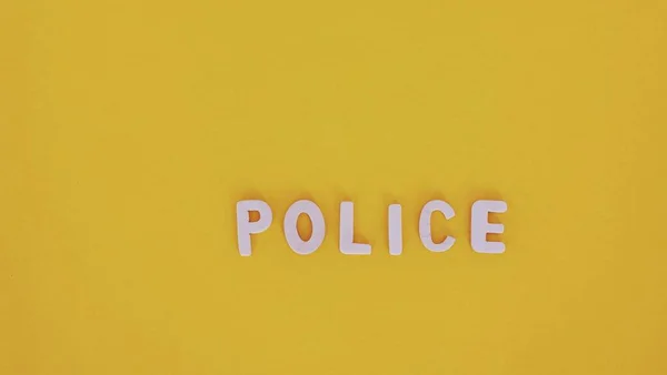 Dřevěná Písmena Žlutém Pozadí Horní Index Policie — Stock fotografie