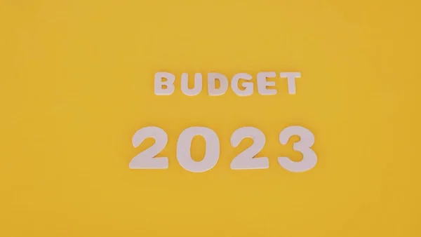 黄色背景的木制字母 2023年注册预算 — 图库照片