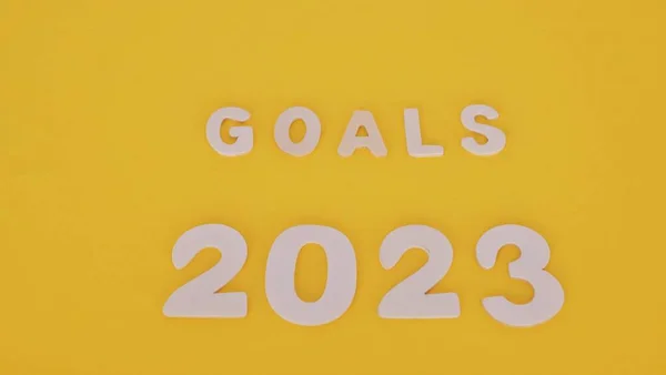 黄色背景的木制字母 题词目标2023 — 图库照片