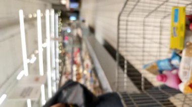 Roma, İtalya - 21 Mayıs, 2021 Fesat. Maskeli kadın süpermarketten alışveriş yapıyor, dikey video.