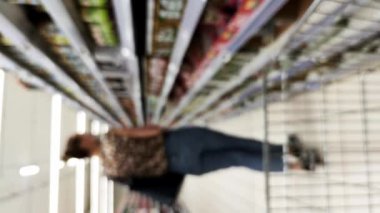 Roma, İtalya - 21 Mayıs, 2021 Fesat. Marketteki kadın malları arabaya koyuyor, dikey video.