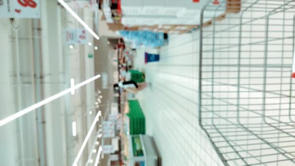 Рим Италия Мая 2021 Года Люди Ходят Вокруг Супермаркета Вертикальное — стоковое видео