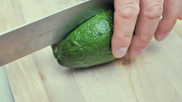 Een Man Snijdt Een Avocado Close Van Een Vrouw Die — Stockvideo