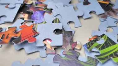 Saat Yönünde Dönen Renkli Yapboz Parçalarının Arkaplanı, Tamamlanmamış Kırmızı ve Mavi Yapboz Sağda Döndürme.