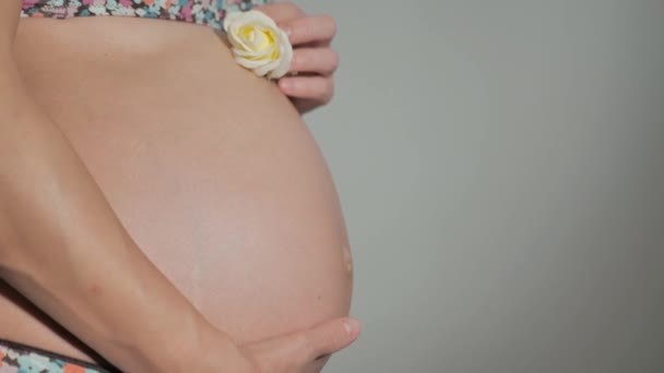 Těhotná Žena Obnaženým Břichem Relaxovat Doma Detailní Záběr Těhotných Žen — Stock video