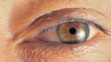 Erkek Gözü İzleme Aşırı Yakın Çekim Retina Kontratı Depresyonu. Kameraya bakıyorum..