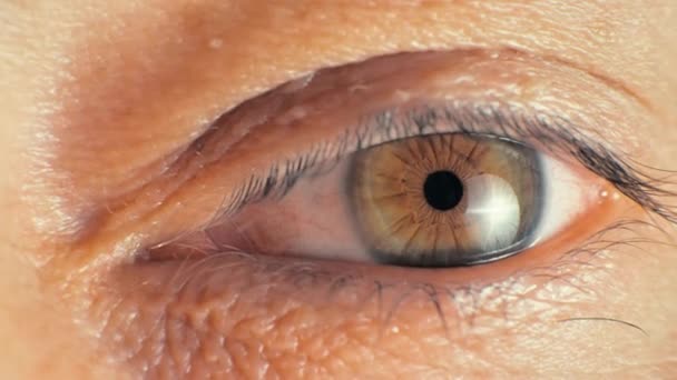 Extreme Close Male Eye Tracking Shot Retina Συμβάσεις Κατάθλιψη Κοιτάζοντας — Αρχείο Βίντεο