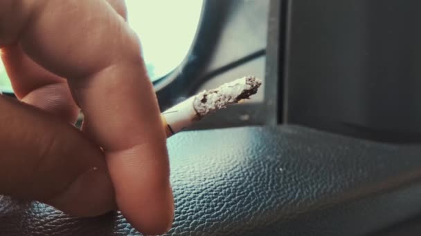 Motorista Fuma Carro Janela Aberta Carro Homem Coloca Mão Qual — Vídeo de Stock