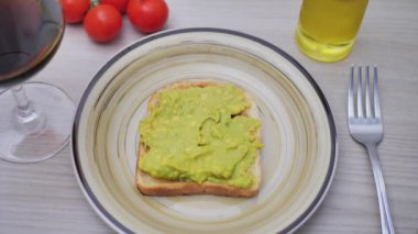 Yumurta buğulama, yumurta sarısı, ekmek kızartması ve avokado püresi. Avokado tostu ve haşlanmış yumurta. Sağlıklı kahvaltı ya da öğle yemeği..