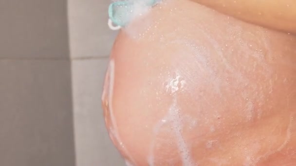 Ciężarna Kobieta Pod Prysznicem Brudzi Duży Brzuch Pod Wodą — Wideo stockowe