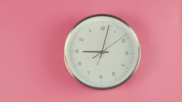 Λευκό Ρολόι Ροζ Φόντο — Αρχείο Βίντεο