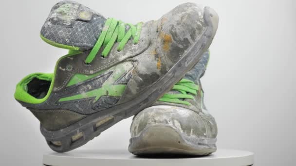 Beyaz Arkaplanda Izole Edilmiş Kirli Ayakkabılarla Çalışmayı Kapat — Stok video