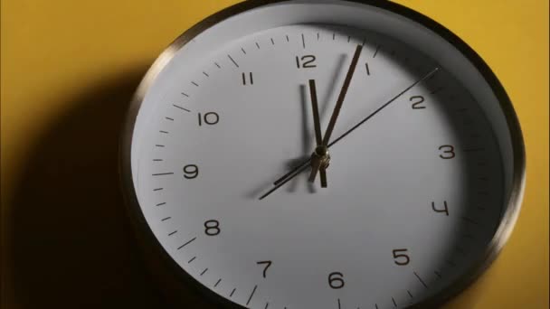 Reloj Está Corriendo Muy Rápido Reloj Pared Sobre Fondo Amarillo — Vídeo de stock