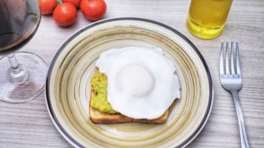 Tam buğday ekmeği, avokado ve haşlanmış yumurta..