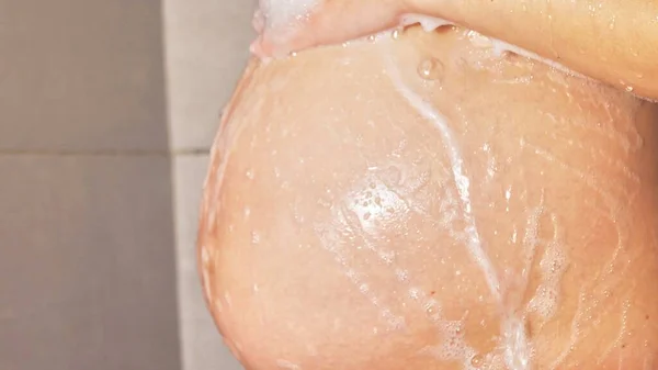 여성의아름다움 임신중 관리에 샤워실 의아름다운 임산부 — 스톡 사진