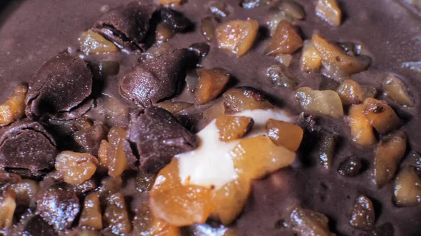 Tekstur Susu Coklat Manis Permukaan Dengan Kacang Dan Buah Kering — Stok Foto