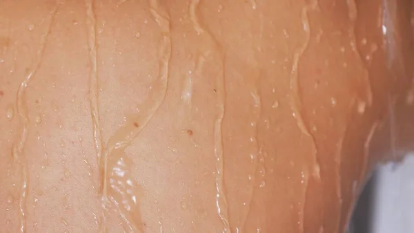 妇女淋浴时的特写后看 水滴顺着湿湿的皮肤流下来 — 图库照片