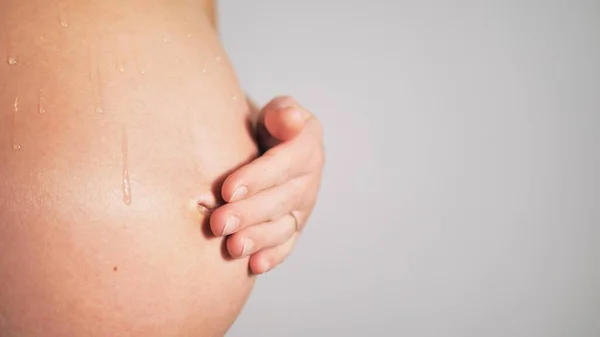 Young Pregnant Woman Rubs Massage Oil Her Belly Abdominal Skin — Stock Photo, Image