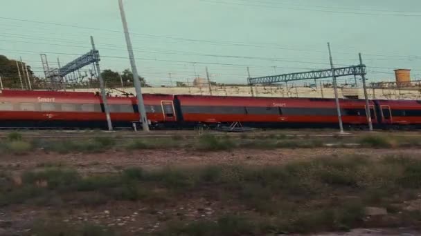 Vonat Piros Színű Madarak Szem Mozgás Vonatok Mozgása Nagy Sebességgel — Stock videók