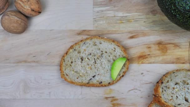 Pão Centeio Com Sementes Fatias Abacate Cima Uma Chapa Branca — Vídeo de Stock