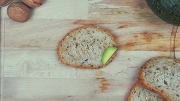 Een Vrouw Bereidt Een Gezond Ontbijt Snack Een Broodje Avocado — Stockvideo
