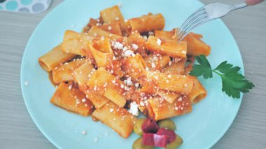 Parmesan peynirli makarna, yeşil tabakta servis edilir..