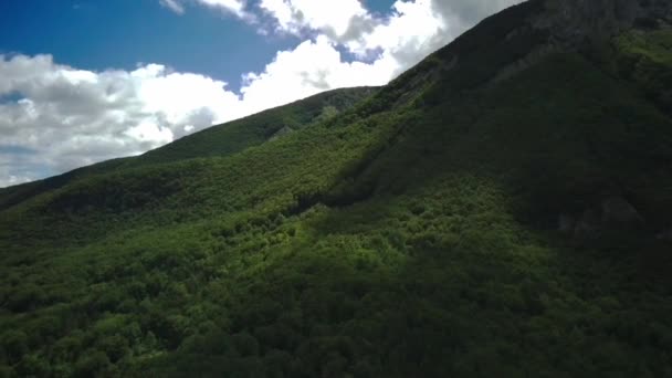 Vue Aérienne Autour Une Vallée Nue Milieu Des Montagnes Feuillage — Video