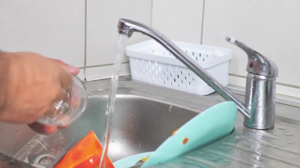Muž Umývá Nádobí Železném Dřezu Důkladně Otře Sklenici Houbou Voda — Stock video