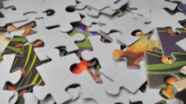 Renkli yapboz parçalarına sahip arkaplan yavaşça dönüyor - üst görünüm yakın plan