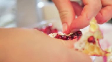 Kadın elleri yakın plan Nar meyvesi temizleme.