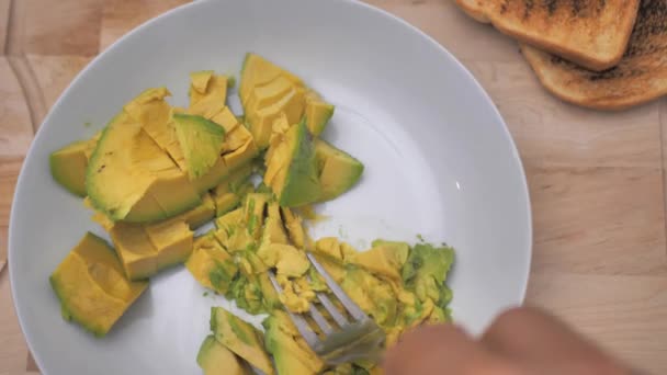 Avocado Met Een Vork Kom Slaan Het Bereiden Van Vegetarische — Stockvideo