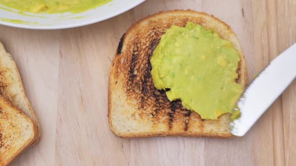 Avocado Auf Toast Verteilen Gesundes Essen Gehackte Avocado Auf Einem — Stockvideo