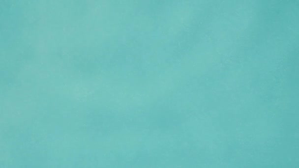 白いドロップダウン薄い青の背景に水面上の円を作成するダウン スキンケア化粧品の背景撮影 — ストック動画