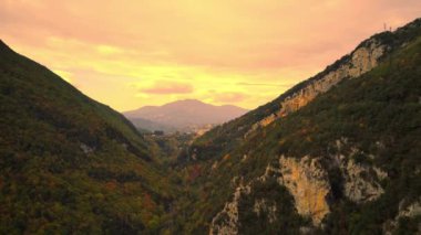 Bir sonbahar ormanının insansız hava aracı görüntüleri. Kuş bakışı görüş. Konum italia subiaco, Avrupa. Sinematik çerçeve. Ele geçirilen UHD 4k video. Toprağın güzelliğini keşfedin.