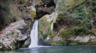 Küçük bir şelale ve gölet bir zamanlar St. Benedict 'in yıkanma yeriydi. Anien Nehri üzerinde yer alır. Yakınlarda bulunan Villa Nerone, havuzu beslemek için bu suyu kullanmış.