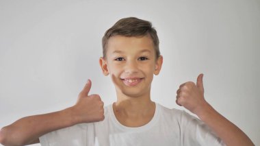 Beyaz tişörtlü bir adam. Beyaz arka planda, parmağını kaldırır.