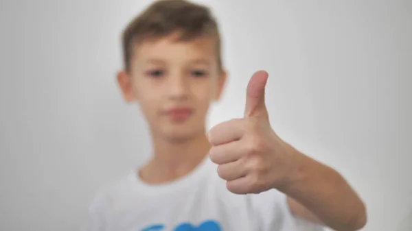 Kille Vit Shirt Vit Bakgrund Höjer Ett Finger Upp — Stockfoto