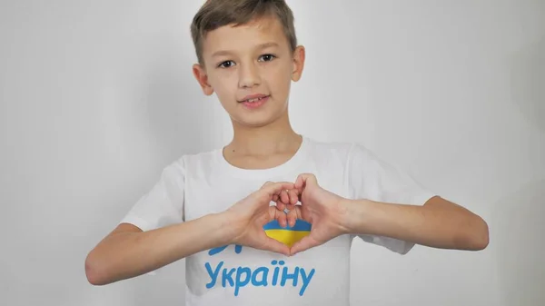Хлопці Білій Футболці Написом Українською Мовою Люблю Україну Білому Тлі — стокове фото